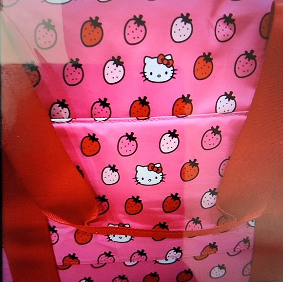 NWT Beautiful 3peice Travel Bag Hello Kitty 🍓! Will receive a free Hello Kitty - Picture 4 of 11
